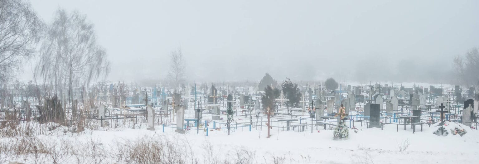 Cimetière du Québec en hiver avec neige et brume