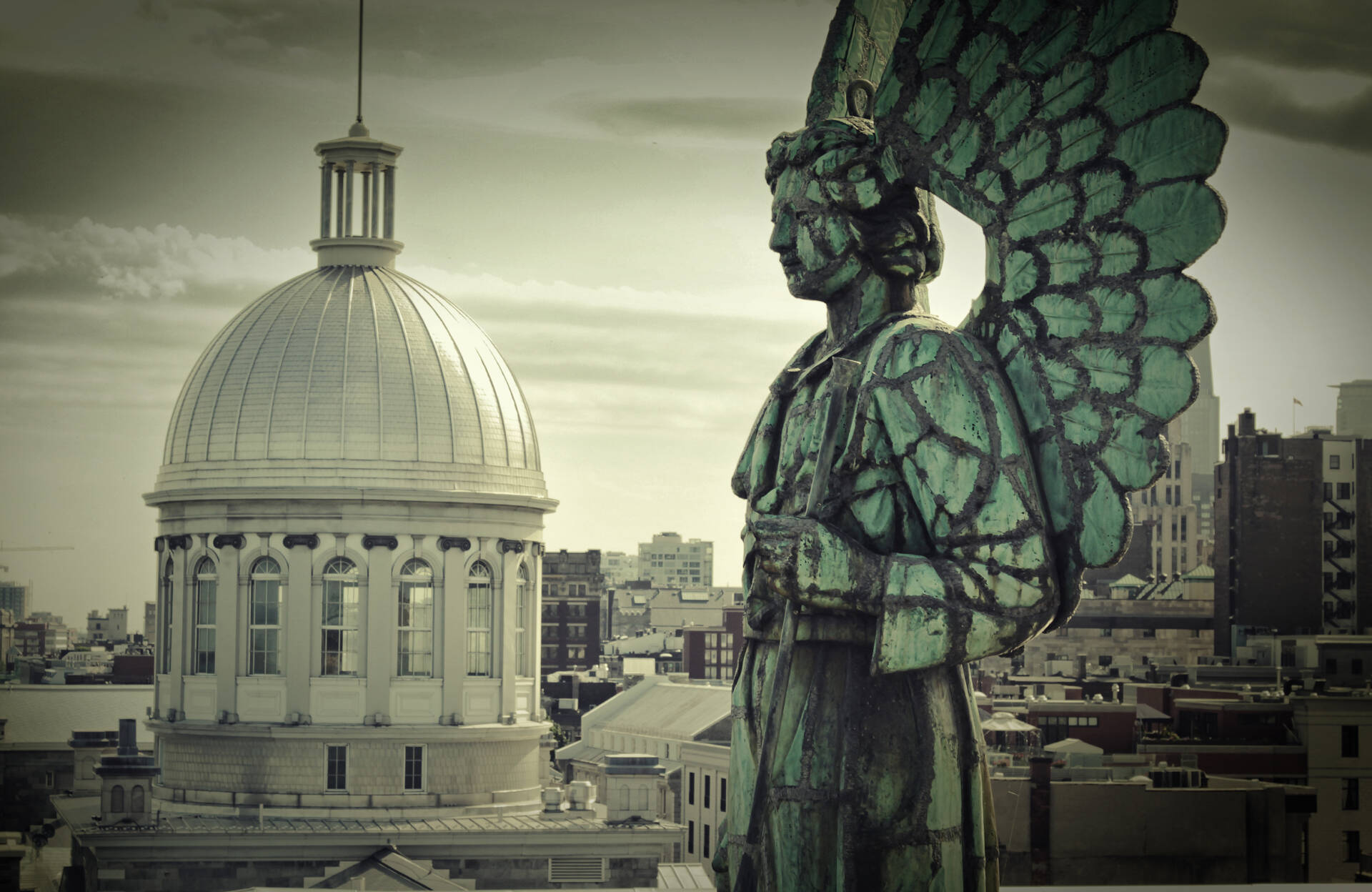 Statue d'un ange près du marché Bonsecours dans le vieux Montréal