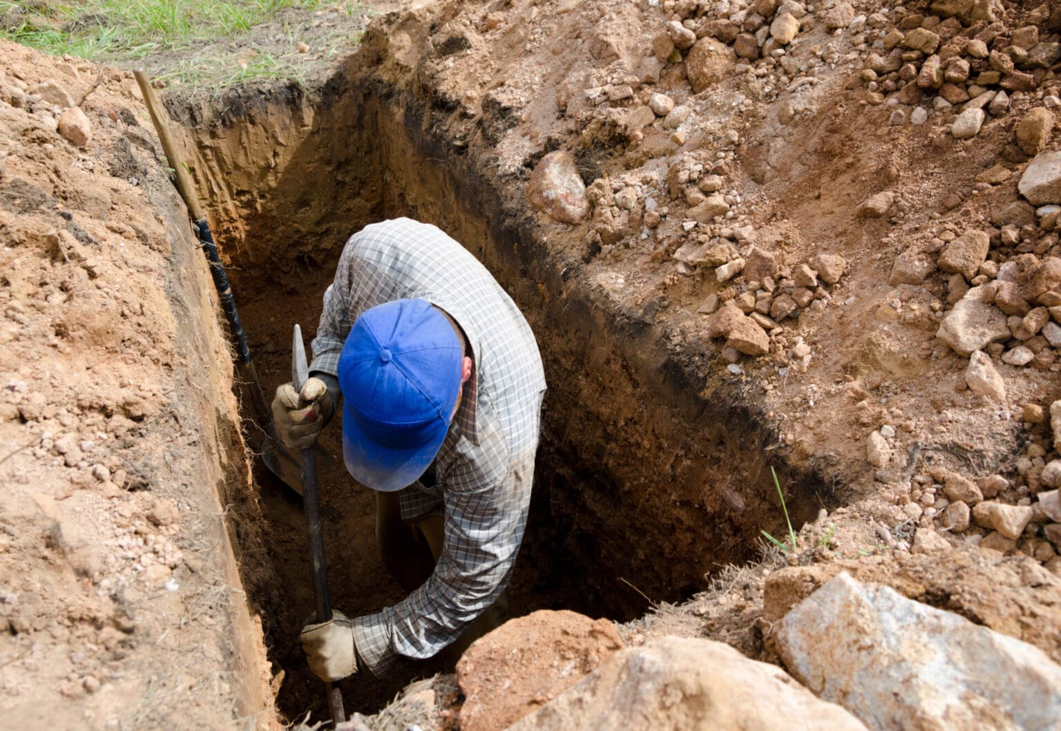 Fossoyeur déterrant un trou dans un cimetière