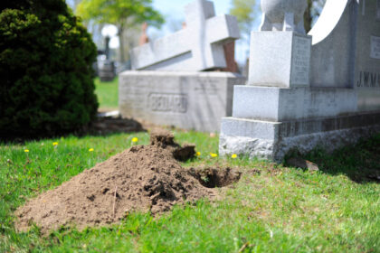 Fosse funéraire dans un cimetière catholique au Québec
