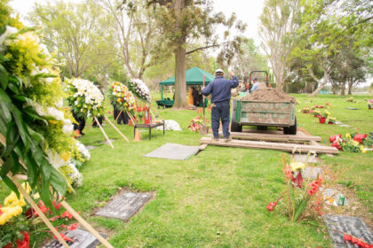 Fossoyeurs qui remplissent une fosse avec terre, cimetière au Québec