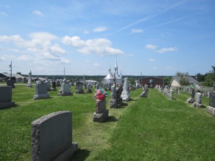 Stèles dans un cimetière de la Beauce au Québec en été