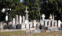 Stèles dans un cimetière du Québec