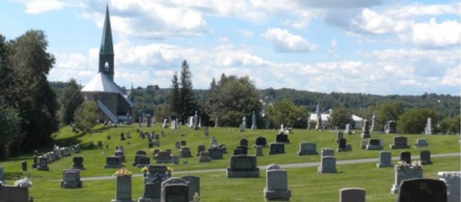 Cimetière de Coaticook au Québec en été
