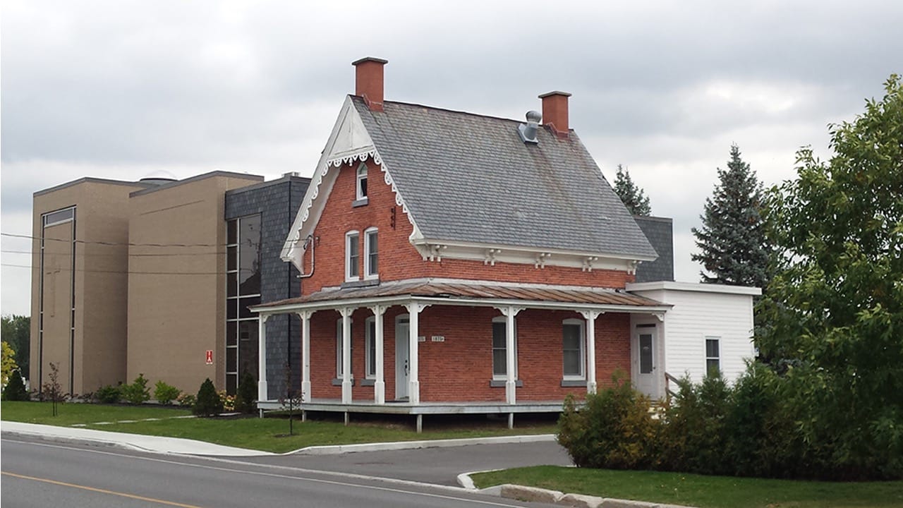 La maison du gardien dans un cimetière à Saint-Hyachinte