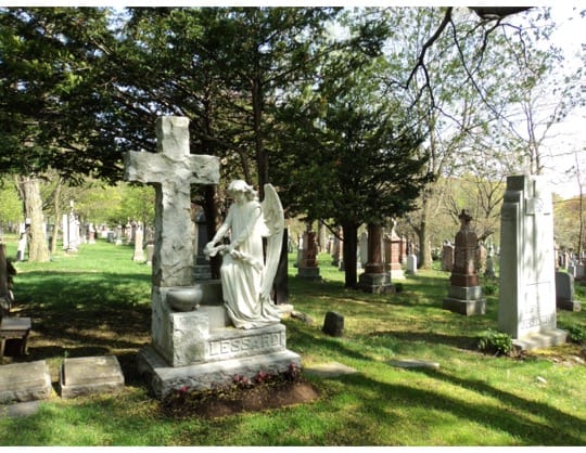 Stèle d'un ange avec croix dans un cimetière du Québec