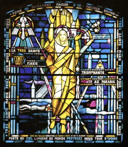 Éclairant l’intérieur du Notre-Dame de Lévis, ce vitrail est l’œuvre de Vincent Poggi. Une vierge en costume stylisé se préparant au décollage. (source : brochure sur le monument signé par l’auteur et publié en 2004 )