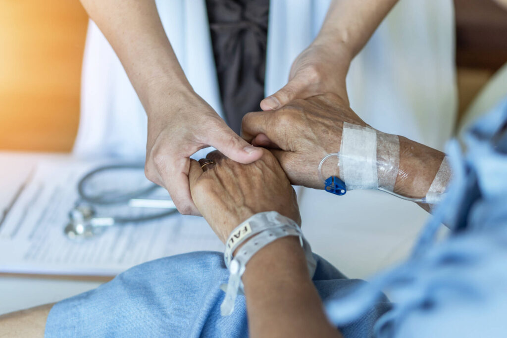 soins palliatif, mains liées avec un malade