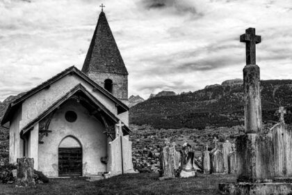 Ancien cimetière avec petite chapelle dans une montagne en France