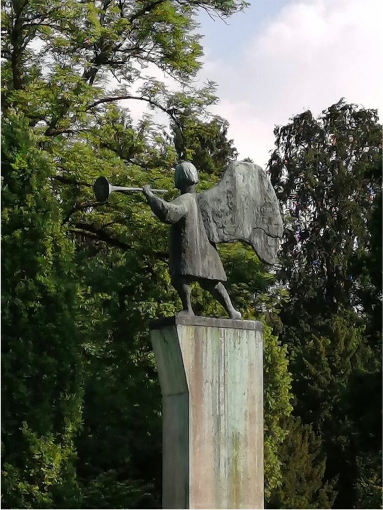 statue d'ange sur une ancienne tombe située dans le cimetière de